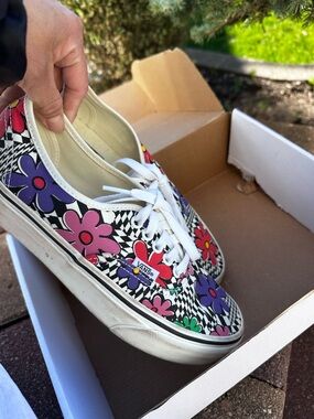 VANS Unisex Authentic Floral Checkerboard Men size 7 women’s size 8.5